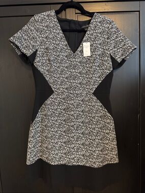 Women's Black & White Textured V-Neck Dress